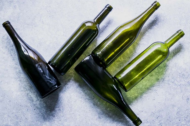 Ta bort etiketter från vinflaskor