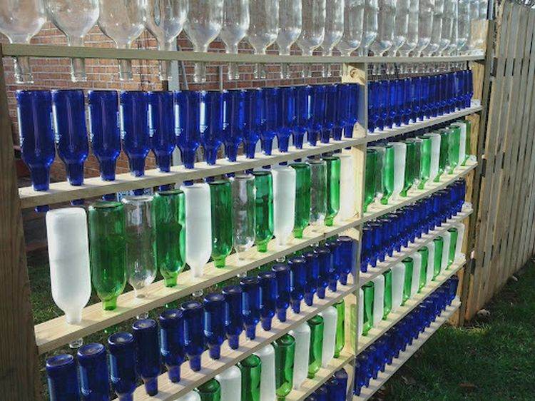 DIY billiga sekretessskärmar av trä och tomma glasflaskor