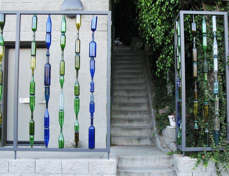 Glasflaskor som cyklar upp dekorativa staket