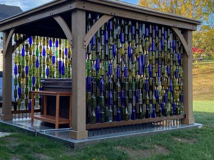 Lusthus med sekretessskärm gjord av vinflaskor