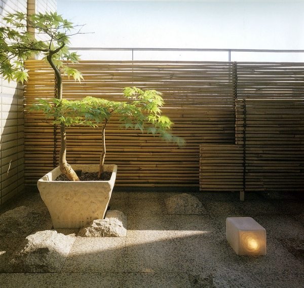 Sekretessskärm för balkongen bambustavar stenplattor japansk tall