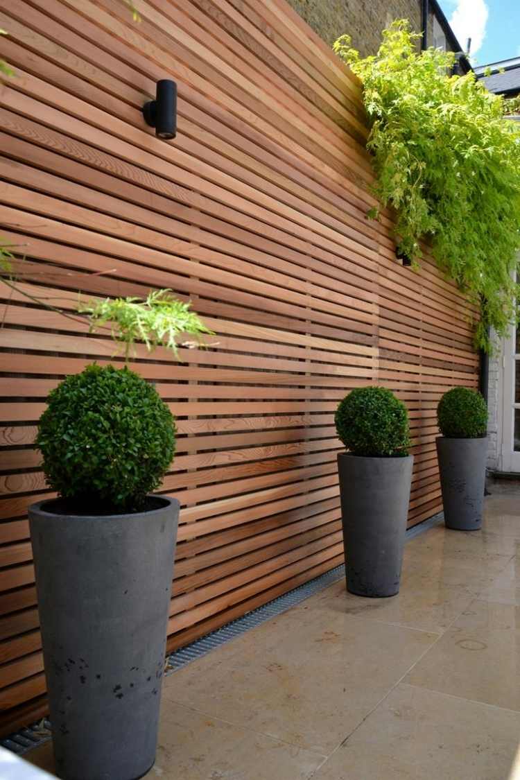 Sekretessskärm-trädgård-outdoot-trävägg-lamellär vägg-planter-boxwood-modern
