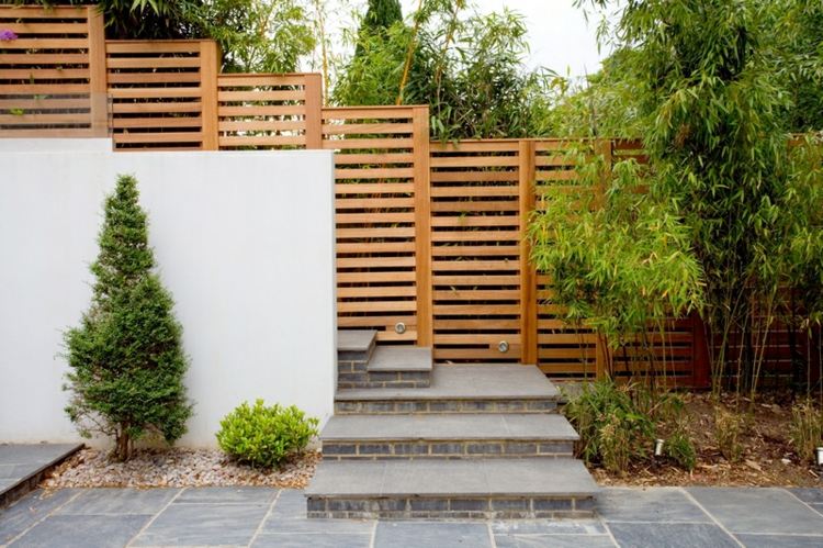 Bygg själv en privat skärmträdgård staketstak betongvägg entré trappor