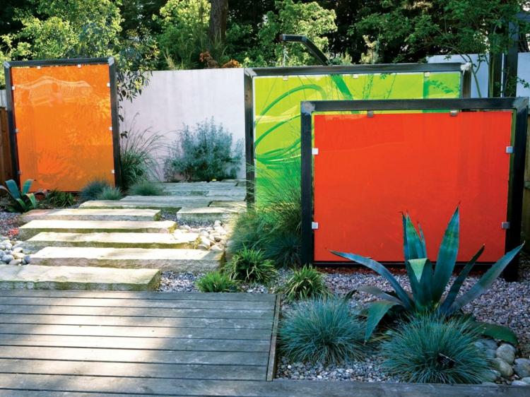 Bygg en privatlivsskärmsträdgård själv glasstaketpaneler beläggningssten gräs