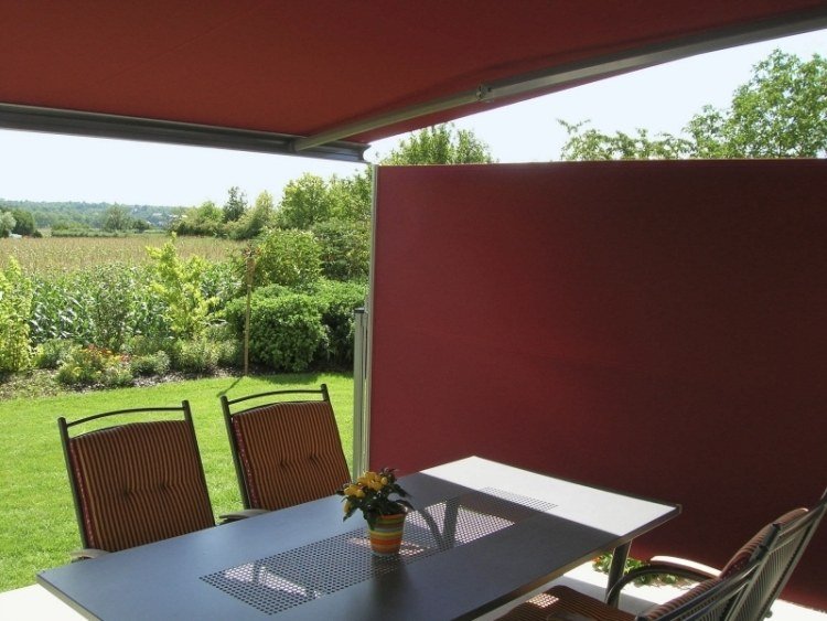 Sekretess-skydd-terrasser-röd-siro-stobaggarten-möbler-bord-stolar-gräsmatta-buskar