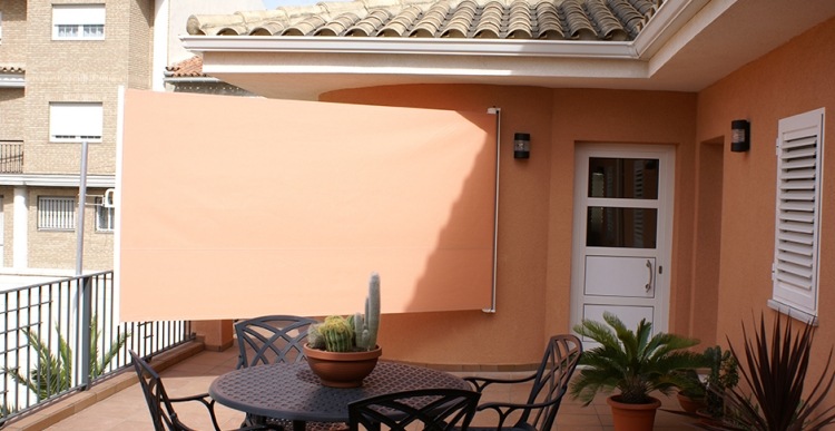 Sekretess-skydd-terrasser-orange-persika-färg-trädgårdsmöbler-palmer-sicura-ke-italien