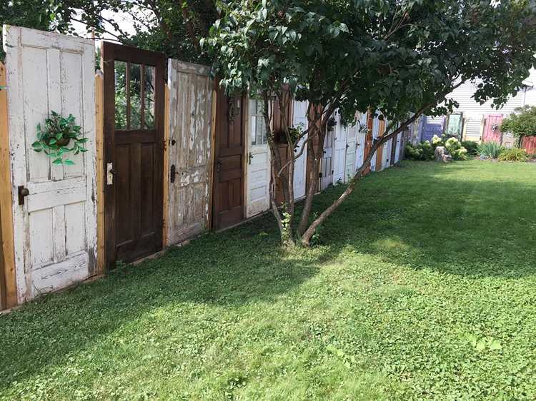 Sekretessstängsel från gamla dörrar i vintage -trädgården