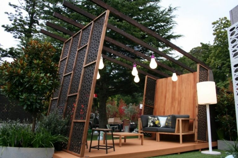 Integritetsskydd i trädgården trä metall pergola sittgrupp terrass