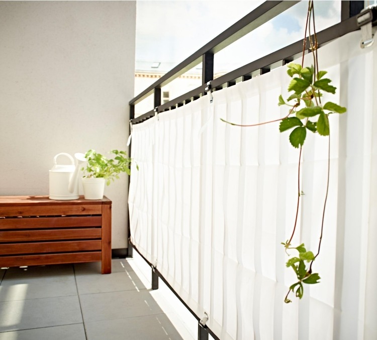 Sekretess-skydd-balkong-täck-idéer-vit-räcke-stål-liten-enkel