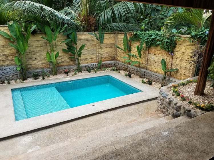 Sekretessskydd för poolen i trädgården ger mer integritet och integritet