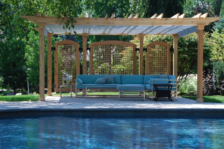 inbjudande sekretess skärm pool pergola med soffa och sittplatser tillåter solskydd för att ge skugga i trädgården