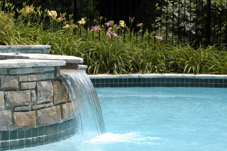 vattenfunktion pool integritetsskärm till grannar och bullerskydd bullerdämpande alternativ i trädgården