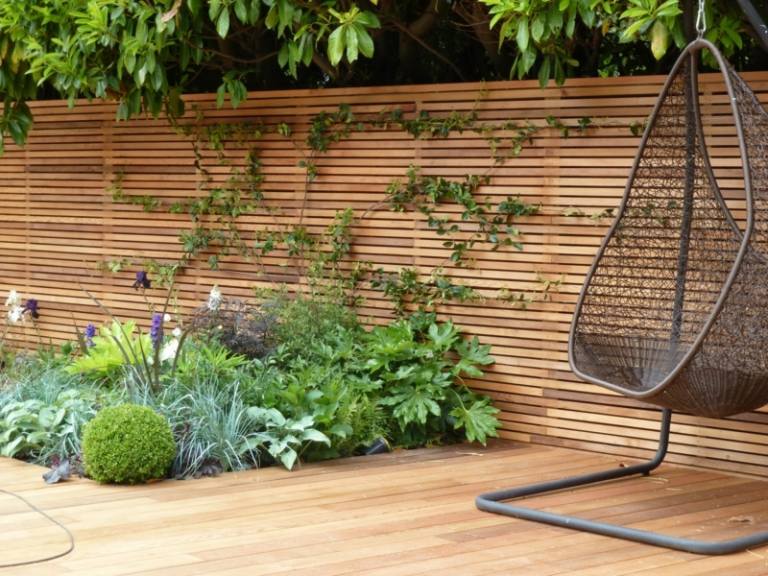 Sekretess skärm staket trä material minimalistisk säng växter parkett sits gunga
