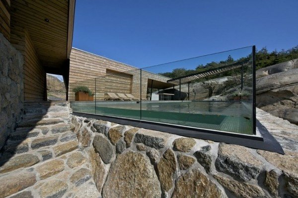 Pool staket stenmur modernt hus fasad