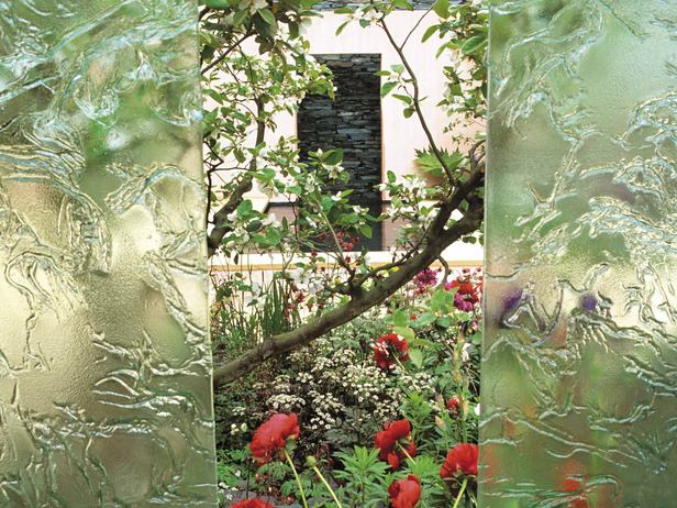 Trädgårdsdesign vårblommor vackert hus i natursten
