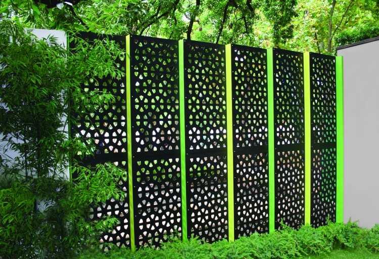 Sekretessstängsel-metall-grönt-utanför-bambu-träd-mönster-öppningar-trädgård
