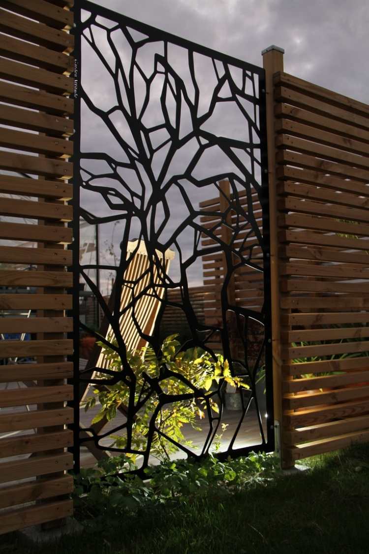Sekretessstängsel-metall-panel-detalj-trädgård-trä-lamell-del