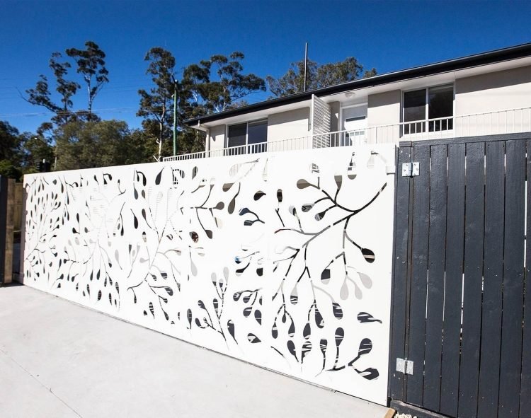 Sekretessstängsel-metall-vit-vägg-blommig-hus-dörr-mönster-motiv