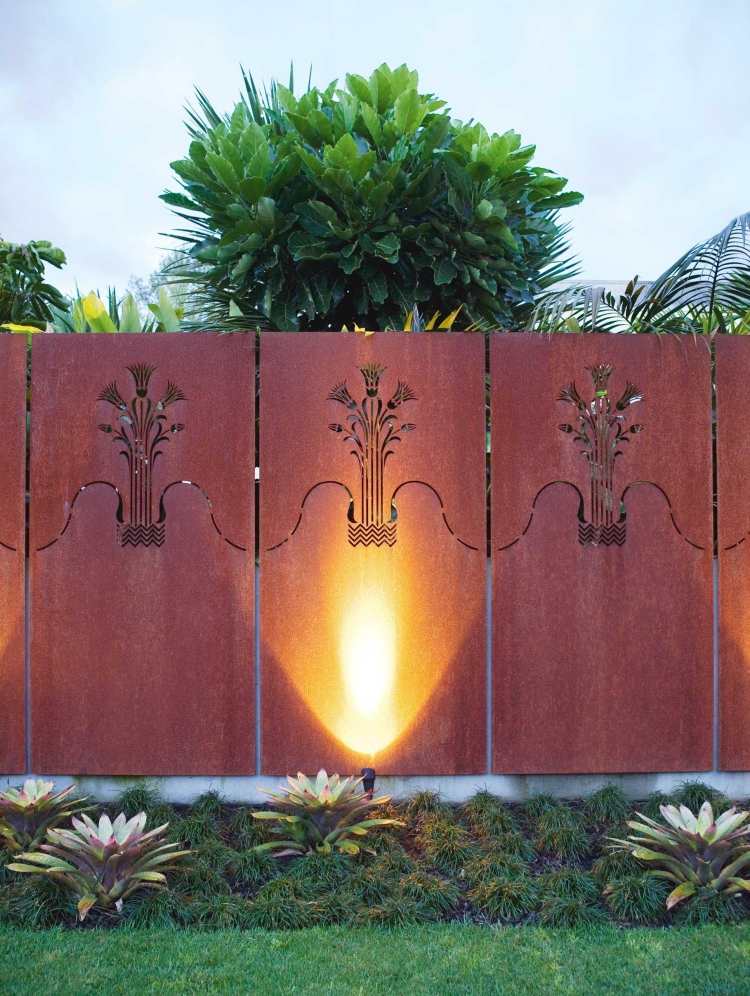 Sekretessstängsel av metall -kortenstål-vägg-prydnad-ljus-under-växter-trädgård