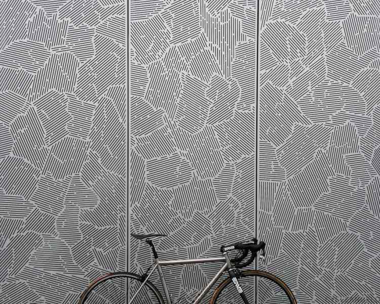 Sekretessstängsel-metall-fasad-tätt-aluminium-cykelpaneler