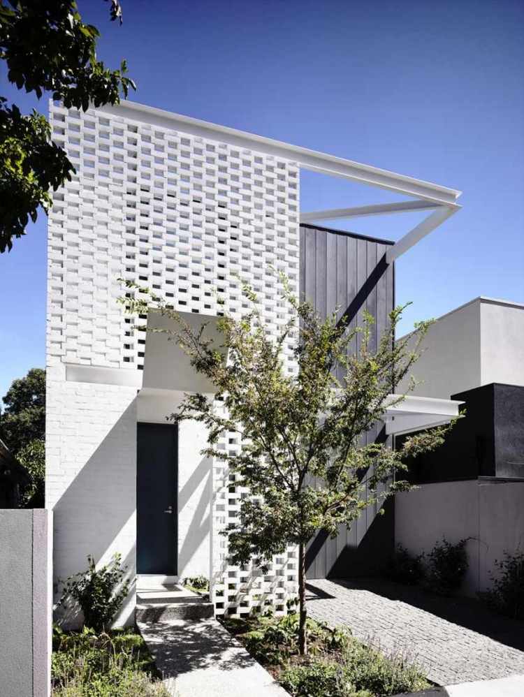 Sekretessstängsel-metall-fasad-vit-arkitektur-modern-kantig-villa