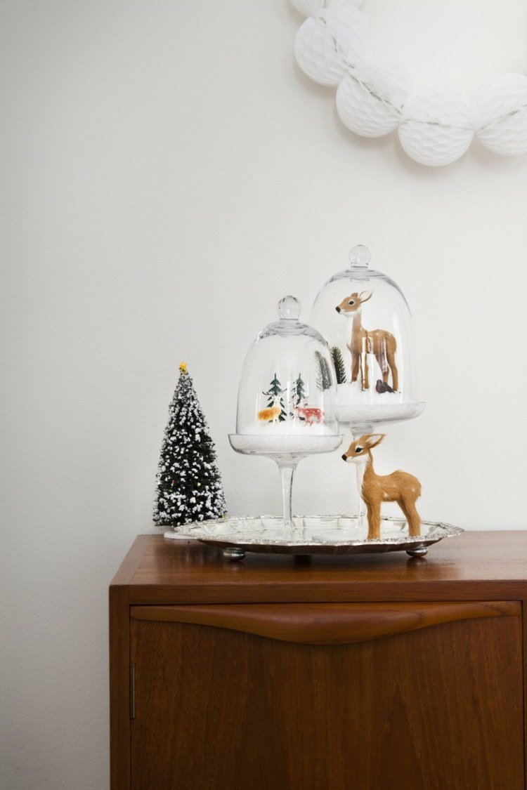 dekorera skänk rådjur gran glassklockor jul