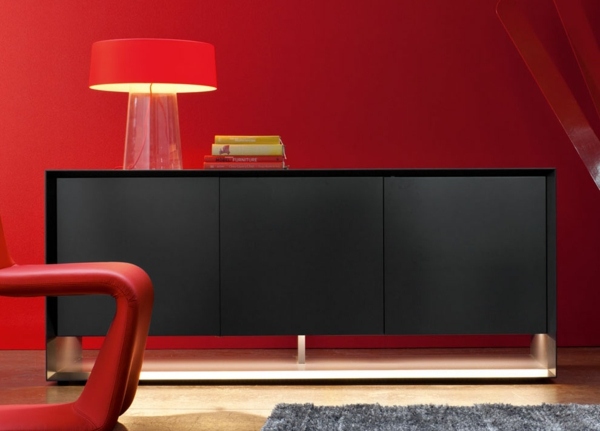 röd vägg vardagsrum svart skänk minimalistisk design