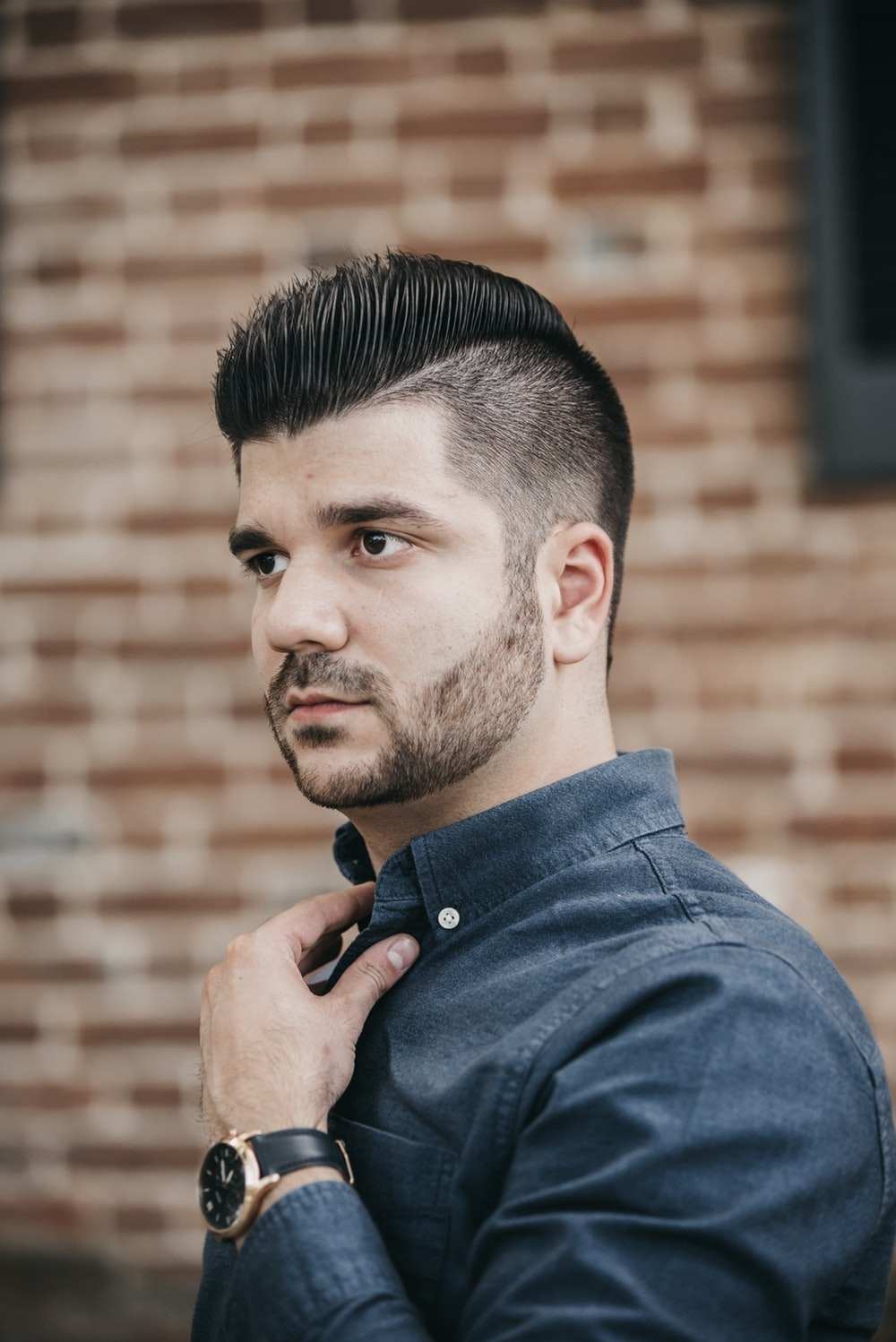 kortare frisyr för män med längre hårbotten på toppen av huvudet och skägget