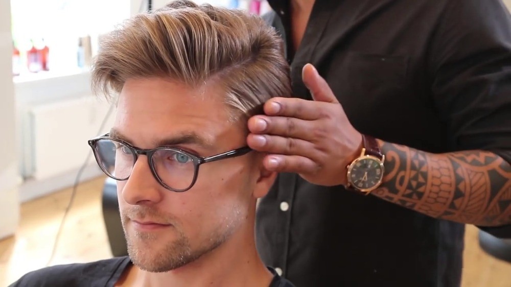 blond man med glasögon vid frisörens tips för sidecut styling och vård