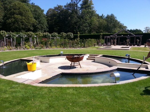 runda vattenbassäng fontän växt trädgård design idéer