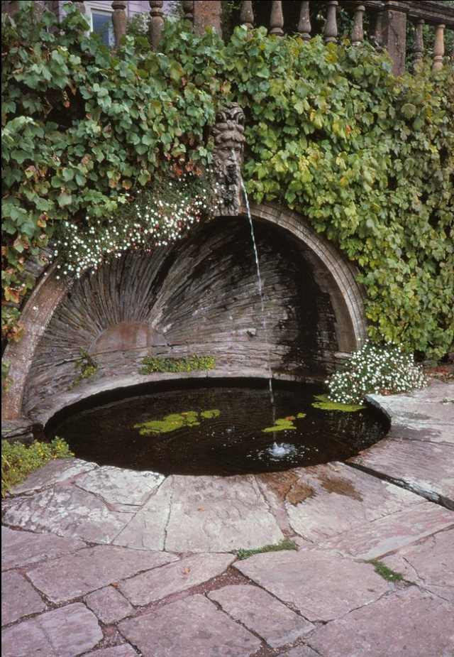 Installera en fontän i trädgårdsdesignen med vatten