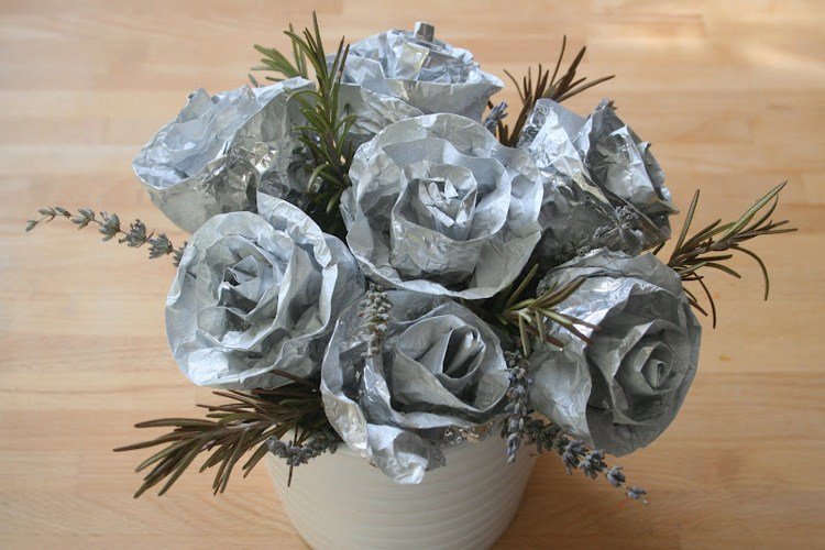 silver bröllop dekoration aluminiumfolie rosor bukett tinker instruktioner slutresultat