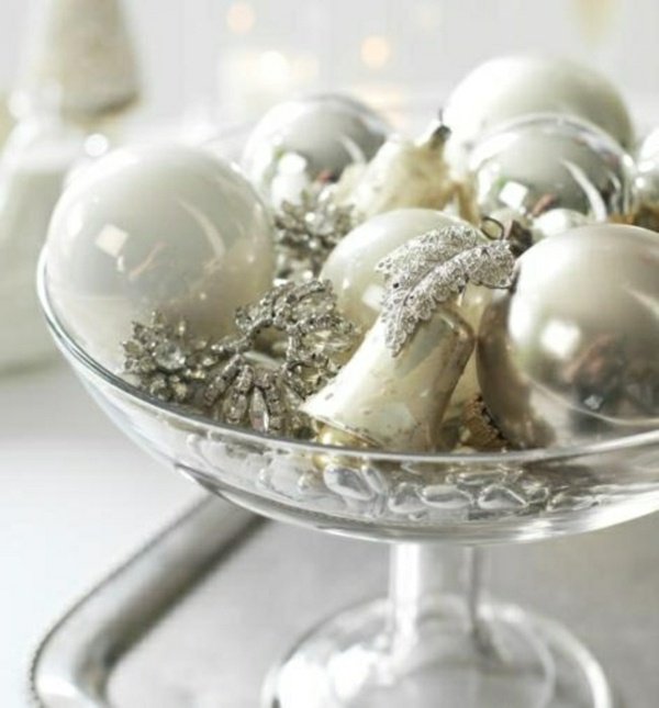 dekorera silverbollsklockor glasskål