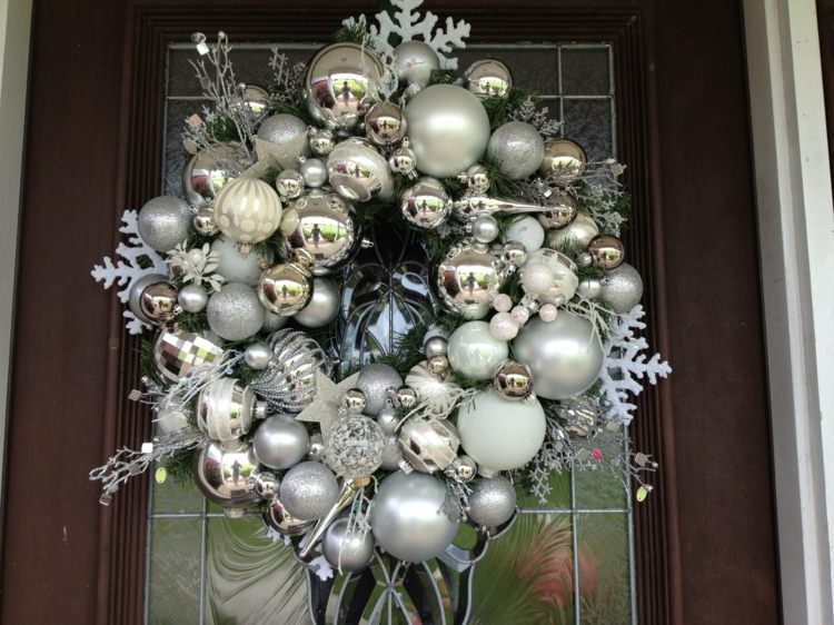 silver jul dekoration dörr krans idé julgran bollar snöflingor frodiga