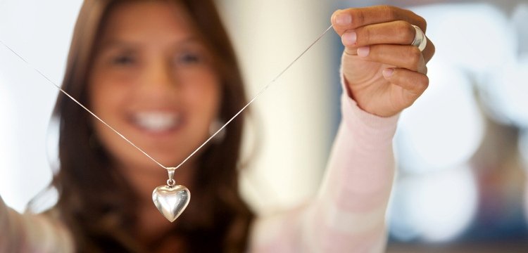 Rengöring av silversmycken -hemmetoder-tips-halsband-hängen-hjärta