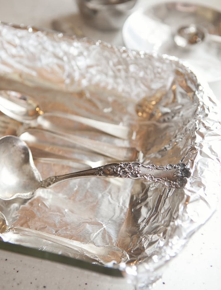 Rengöring av silversmycken -hemmetoder-tips-bestick-aluminiumfolie-badrum