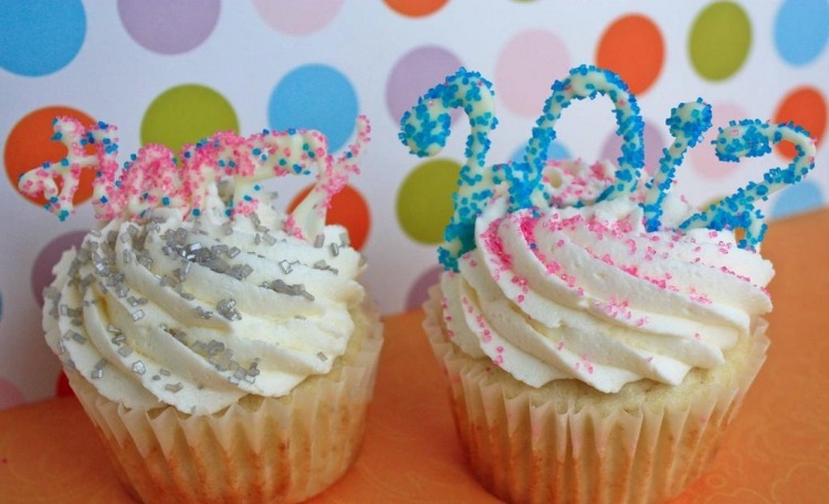 nyårsafton-cupakes-dekorera-muffins-grädde-vanilj-socker sprinkles-topper