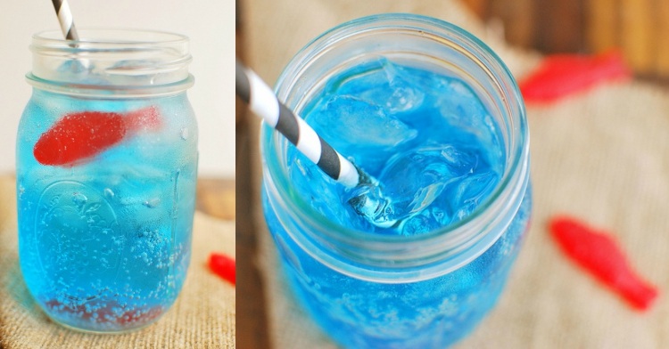 nyårsafton idéer barn dricker limonadblått