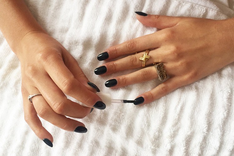 nytt år-nagel-design-gör-själv-applicera-svart-nagellack