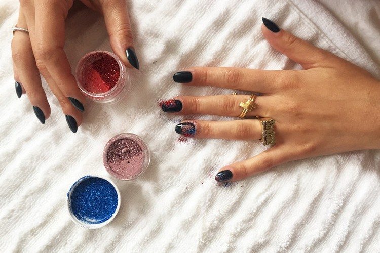 nyårsafton-spik-design-gör-det-själv-fyrverkerier-glitter-pulver-svart-nagellack