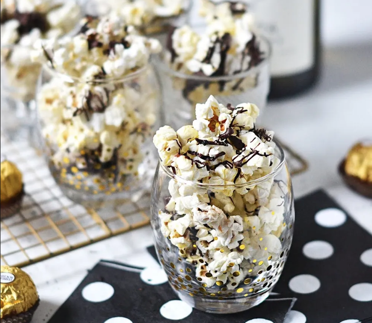 Nyårsafton Snacks Gör dina egna recept på popcorn med söt fingermat med choklad