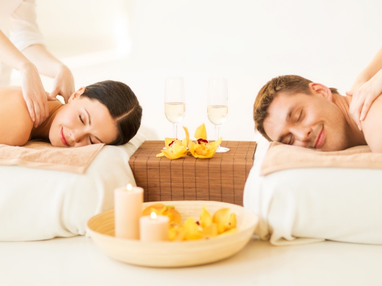 spa -massage för par på nyårsafton njuta av mousserande vin