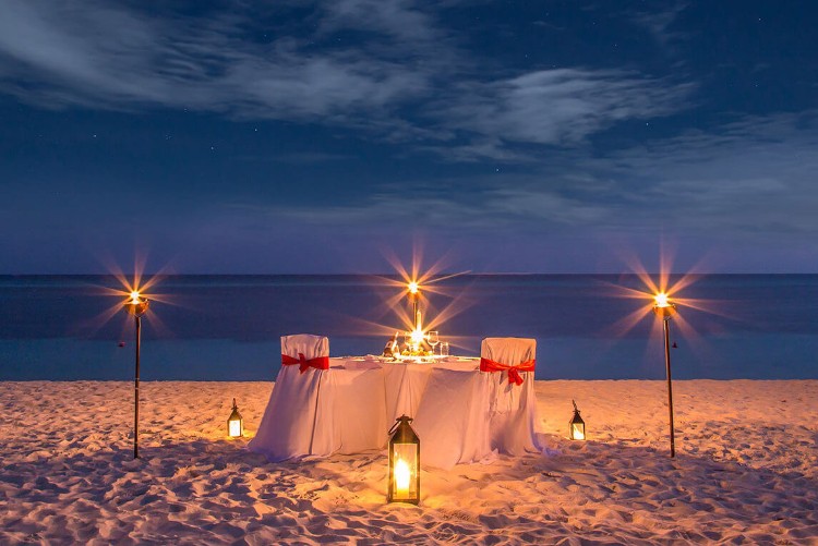 romantisk middag på stranden nyårsafton i det varma