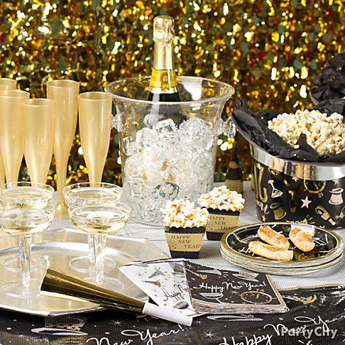 Nyårsfestdekoration av champagneglas i plast