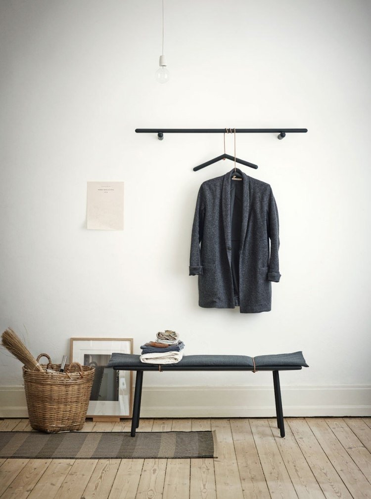 bänk-hall-modern-skandinavisk-planka-golv-vägg-krok-kapp-kappa
