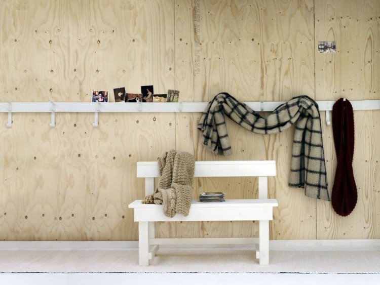 bänk-hall-modern-skandinavisk-vit-vägg kappstativ-väggbeklädnad-plywood
