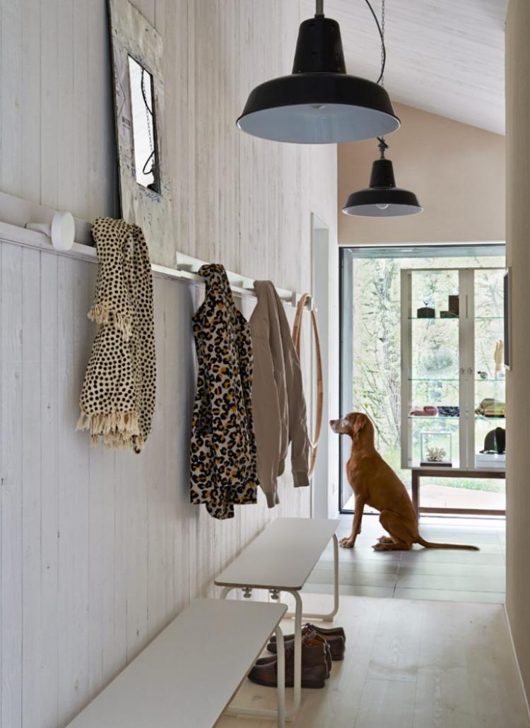 bänk-hall-modern-skandinavisk-vit-långsträckt-vägg-päls-rack-hund-ikea
