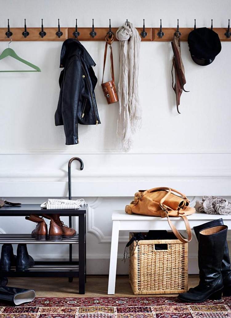 bänk-hall-modern-skandinavisk-vintage-kaotisk-trä-vägg krok-korg-skor