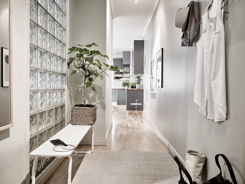 Bänk i korridoren -modern-skandinavisk-grå-vit-minimalistisk-vägg garderob-växt