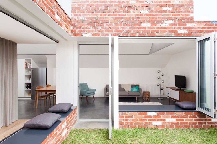 Sittfönster utanför i trädgården bygger idéer från moderna arkitekthus